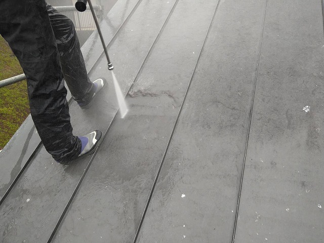 北杜市　ガルバリウム鋼板　塗装工事　高圧洗浄　遮熱塗料